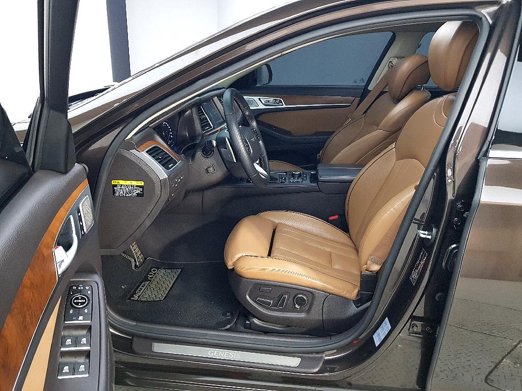 HYUNDAI Genesis - Vista 8