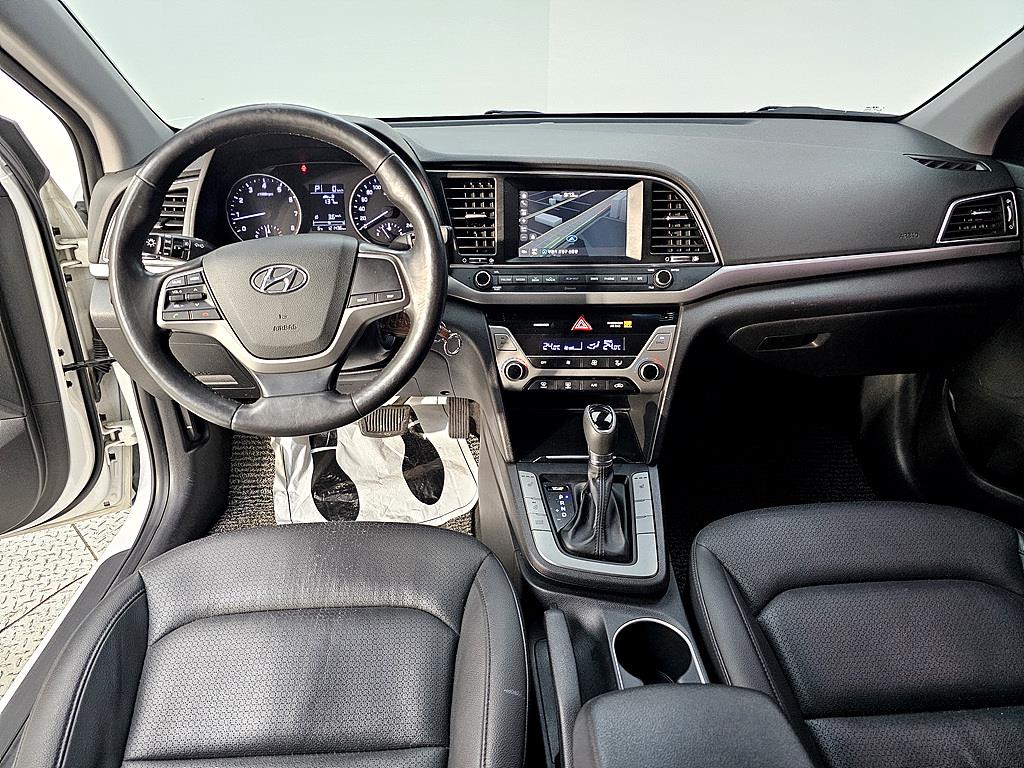 HYUNDAI Avante - Vista 5