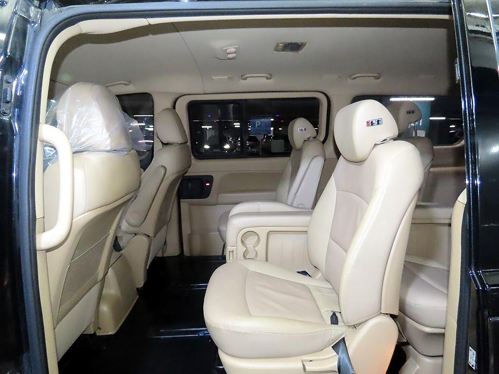 HYUNDAI Starex - Vista 7