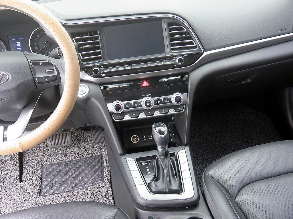 HYUNDAI Avante - Vista 10