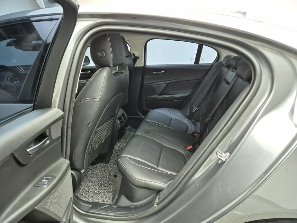 Jaguar XE - Vista 12