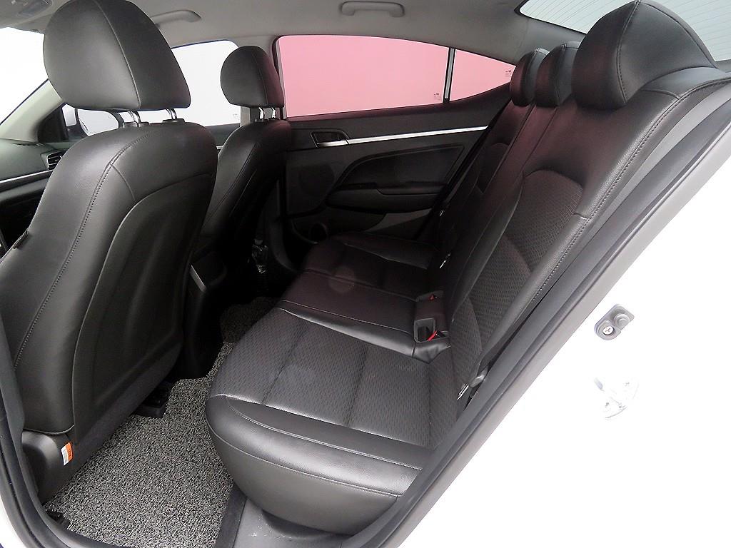 HYUNDAI Avante - Vista 7