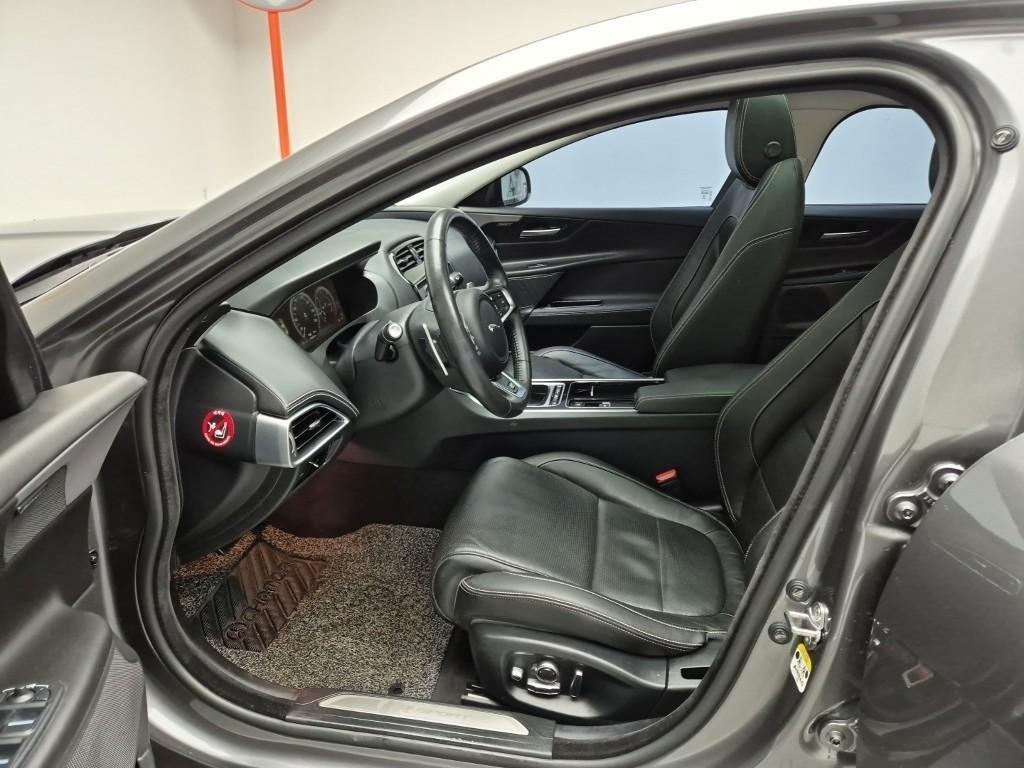 Jaguar XE - Vista 11