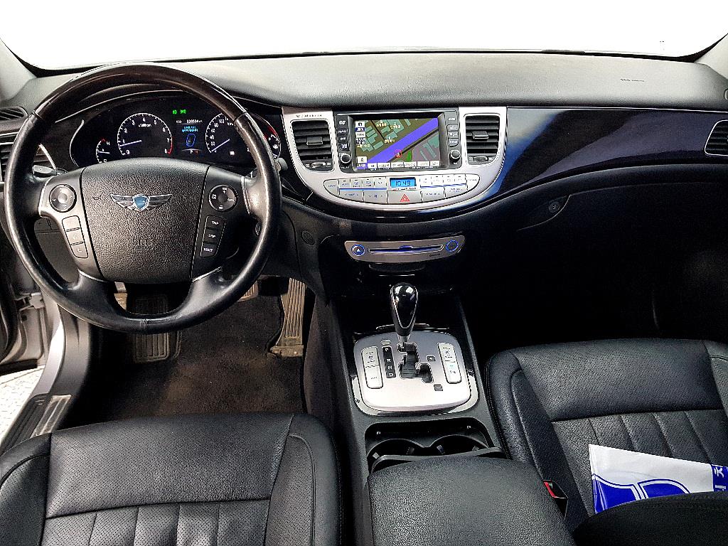 HYUNDAI Genesis - Vista 5