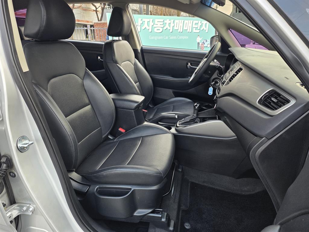 KIA Carens - Vista 11