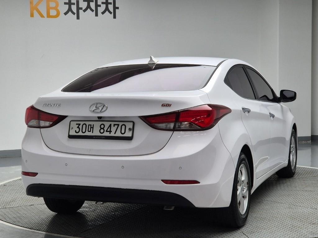 HYUNDAI Avante - Vista 3