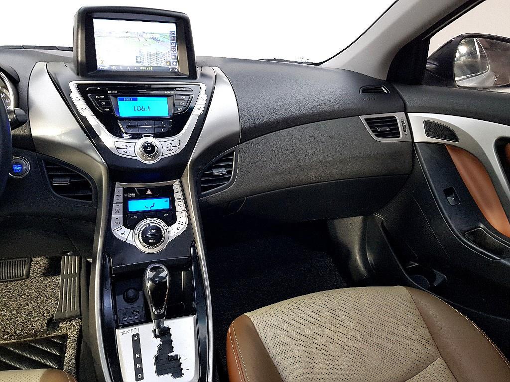 HYUNDAI Avante - Vista 10