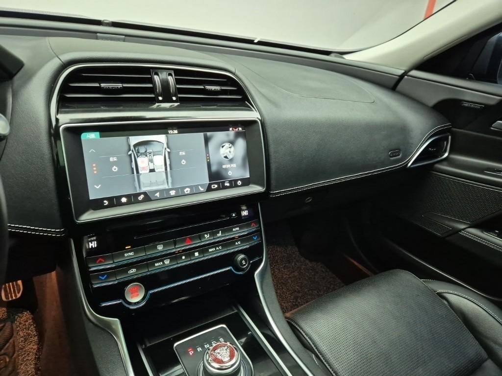 Jaguar XE - Vista 10