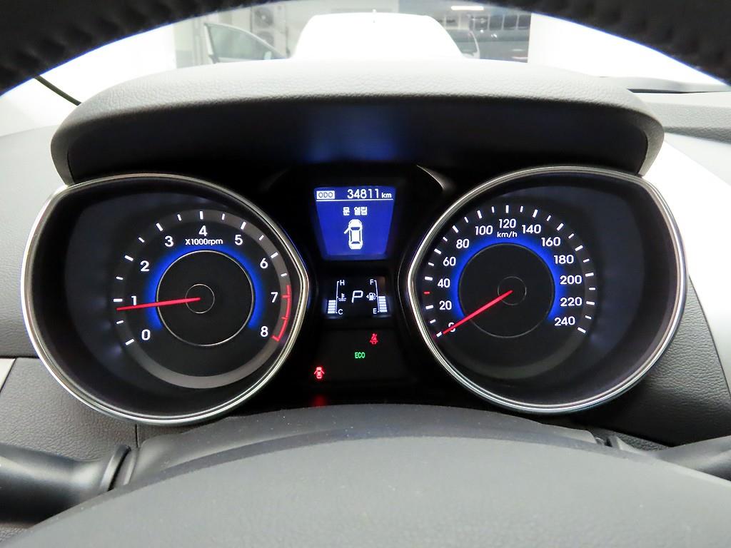 HYUNDAI Avante - Vista 5