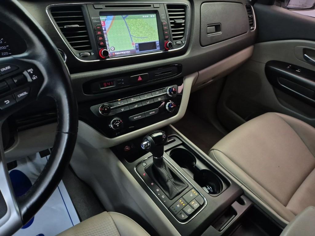 KIA Carnival - Vista 10