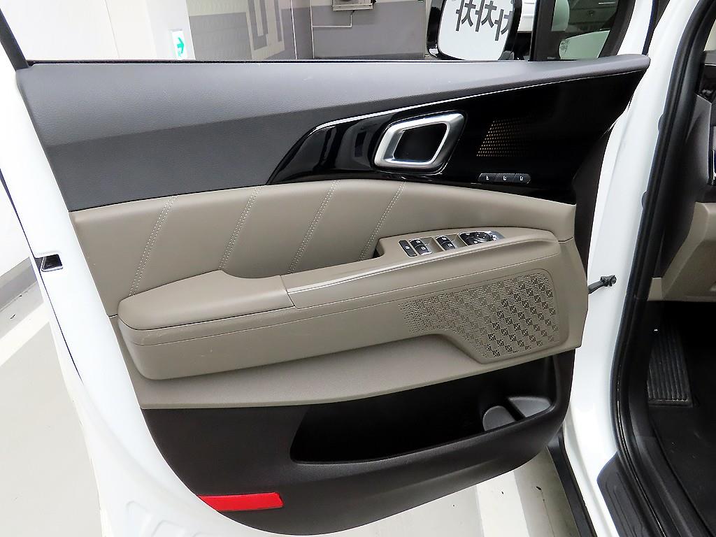 KIA Carnival - Vista 11