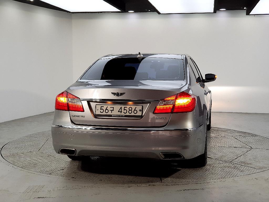 HYUNDAI Genesis - Vista 3