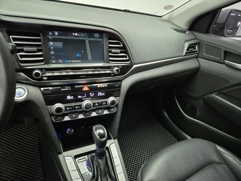 HYUNDAI Avante - Vista 10