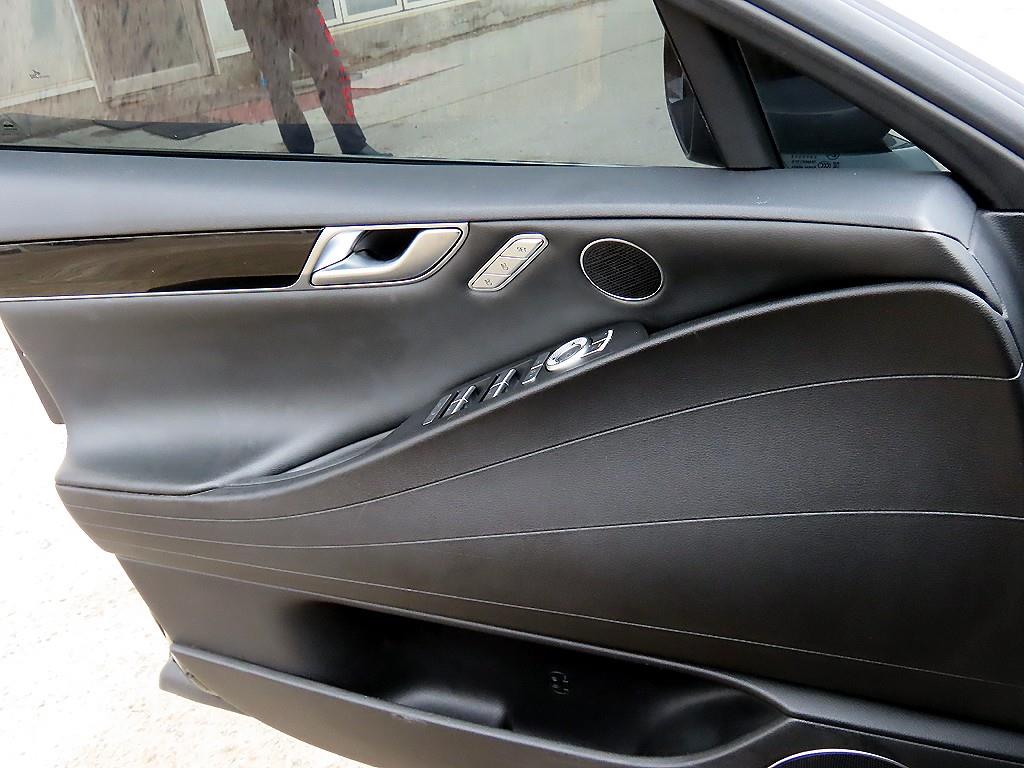 Genesis G80 - Vista 12