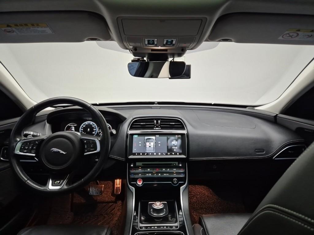 Jaguar XE - Vista 7