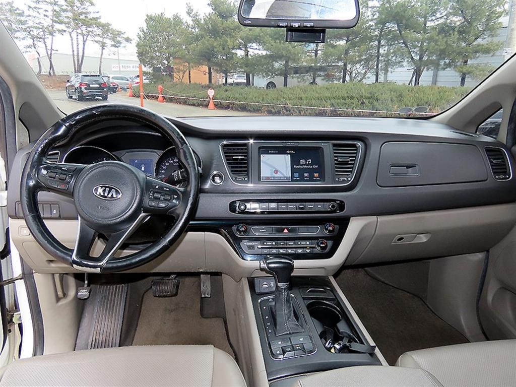 KIA Carnival - Vista 8