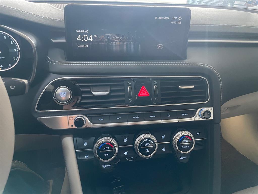 Genesis G70 - Vista 10