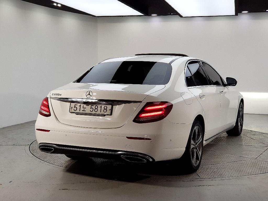 Mercedes Benz E class - Vista 4