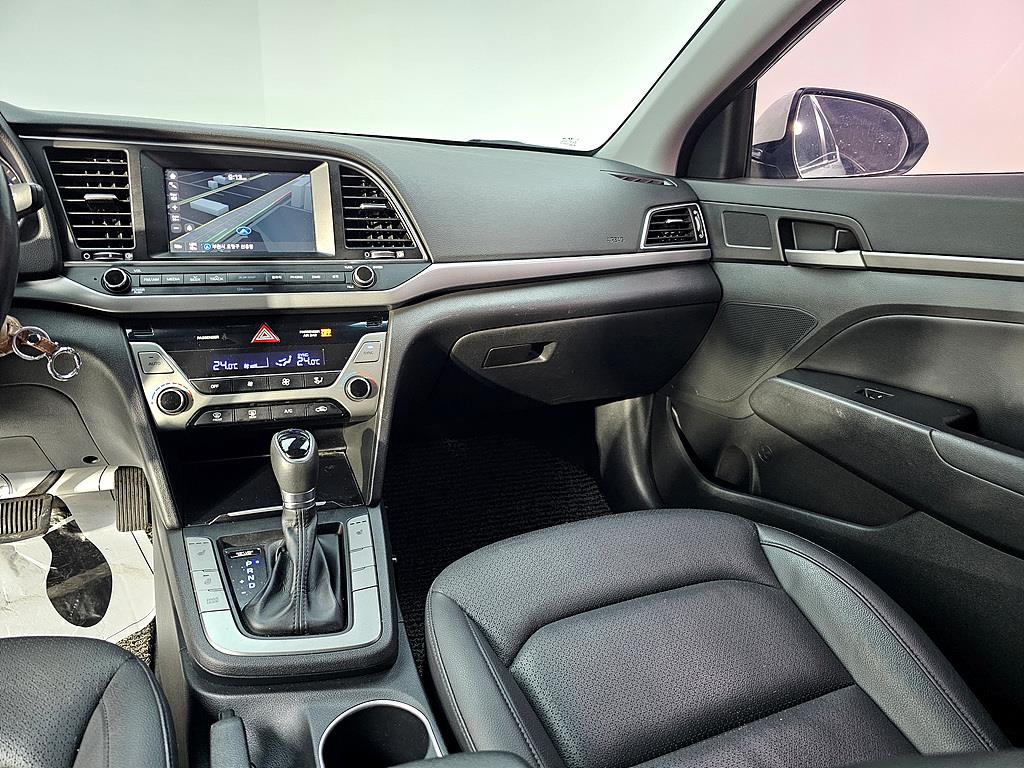 HYUNDAI Avante - Vista 10