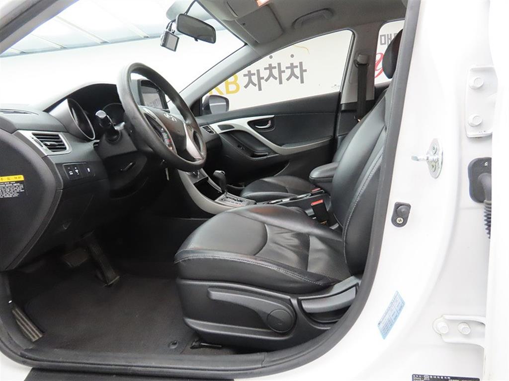 HYUNDAI Avante - Vista 5