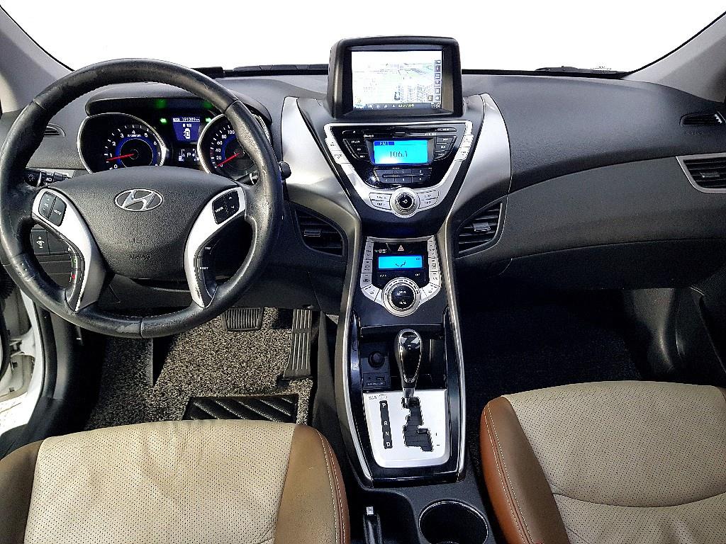 HYUNDAI Avante - Vista 5