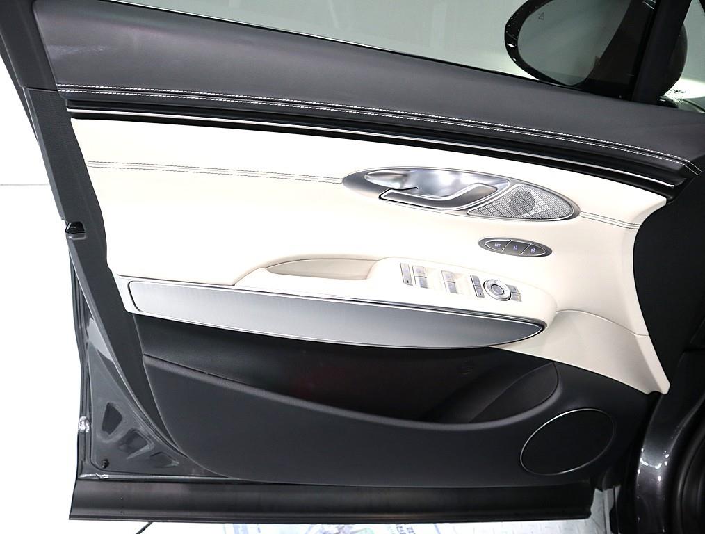 Genesis GV70 - Vista 8