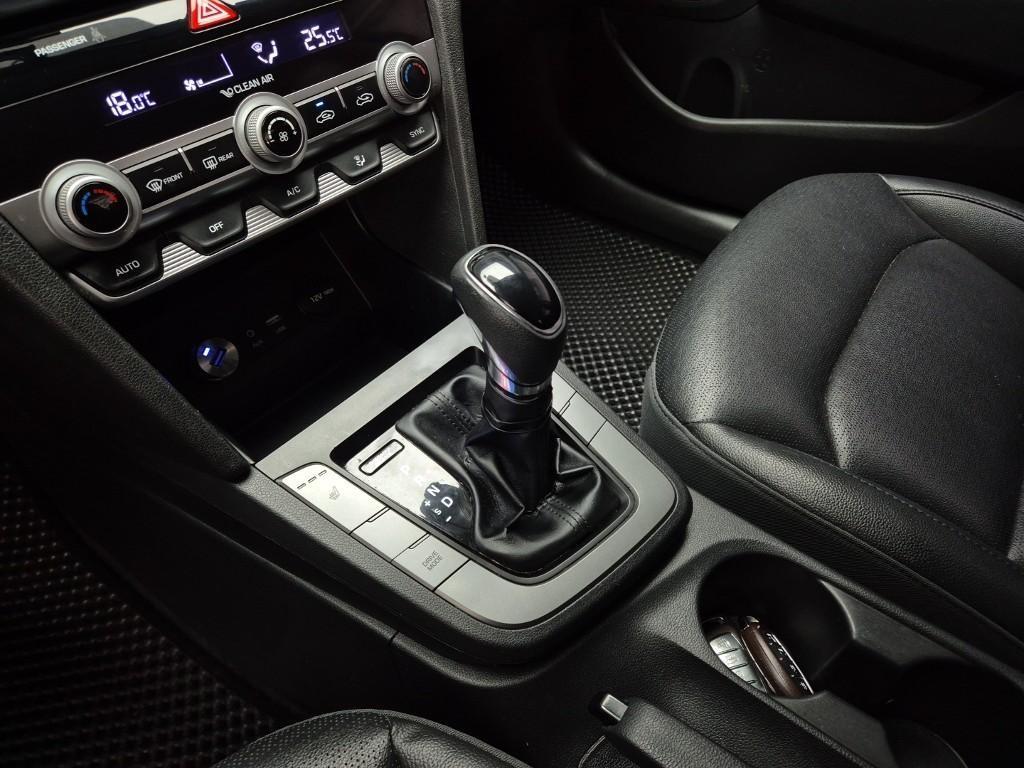 HYUNDAI Avante - Vista 8