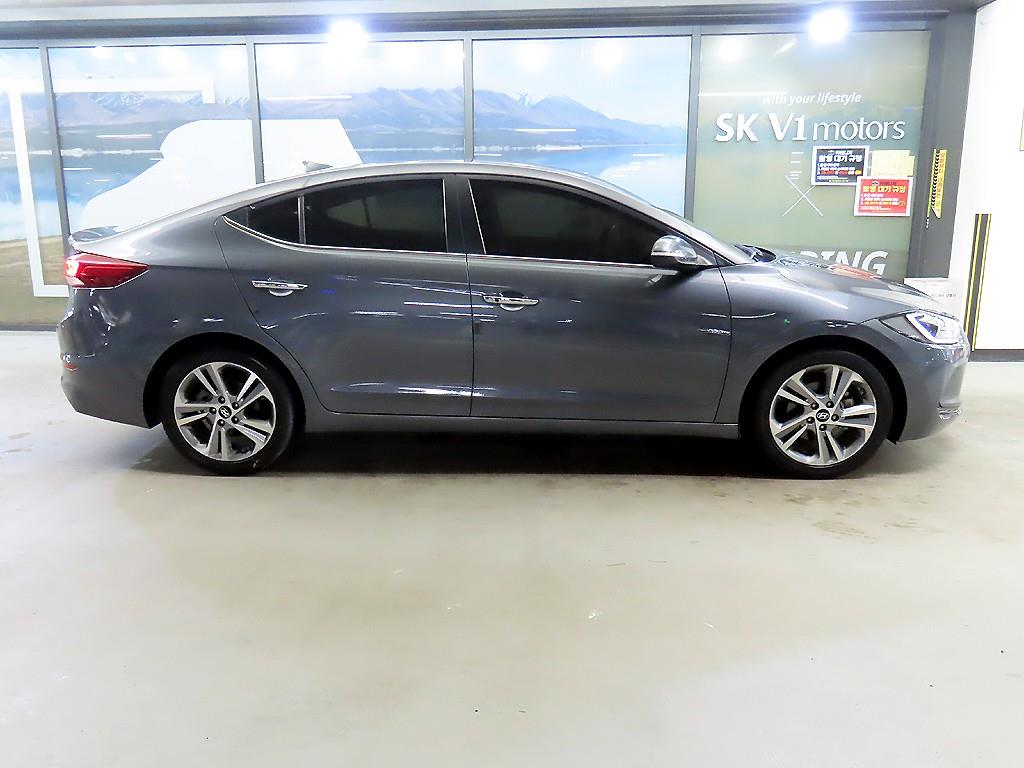 HYUNDAI Avante - Vista 3