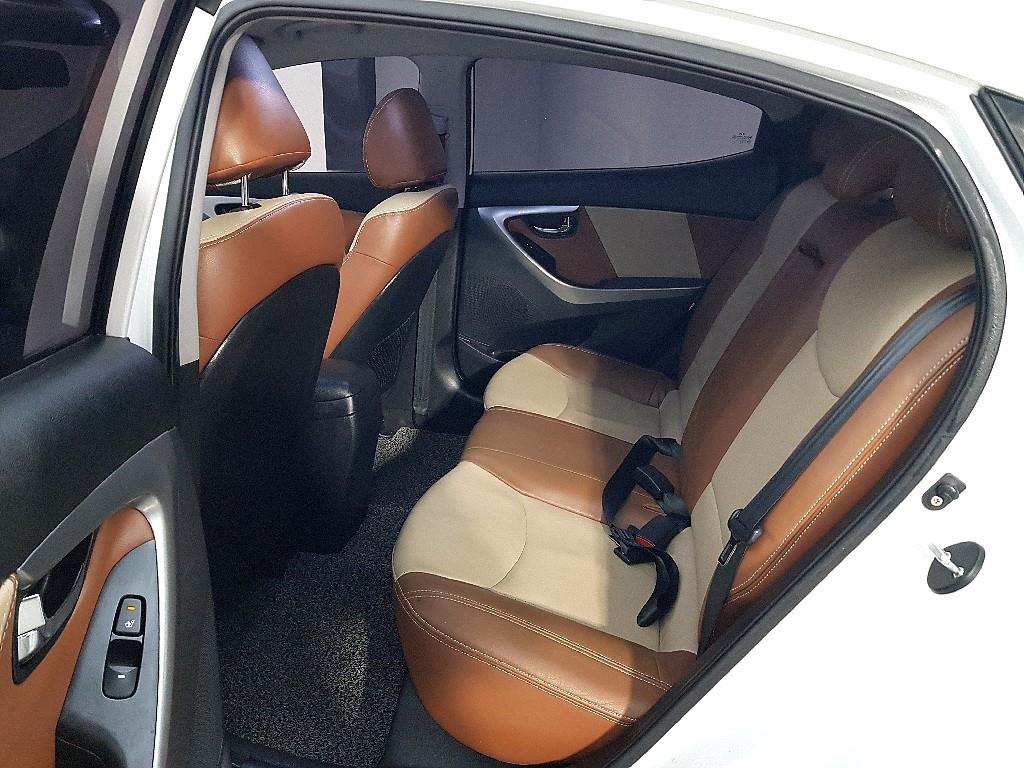 HYUNDAI Avante - Vista 9