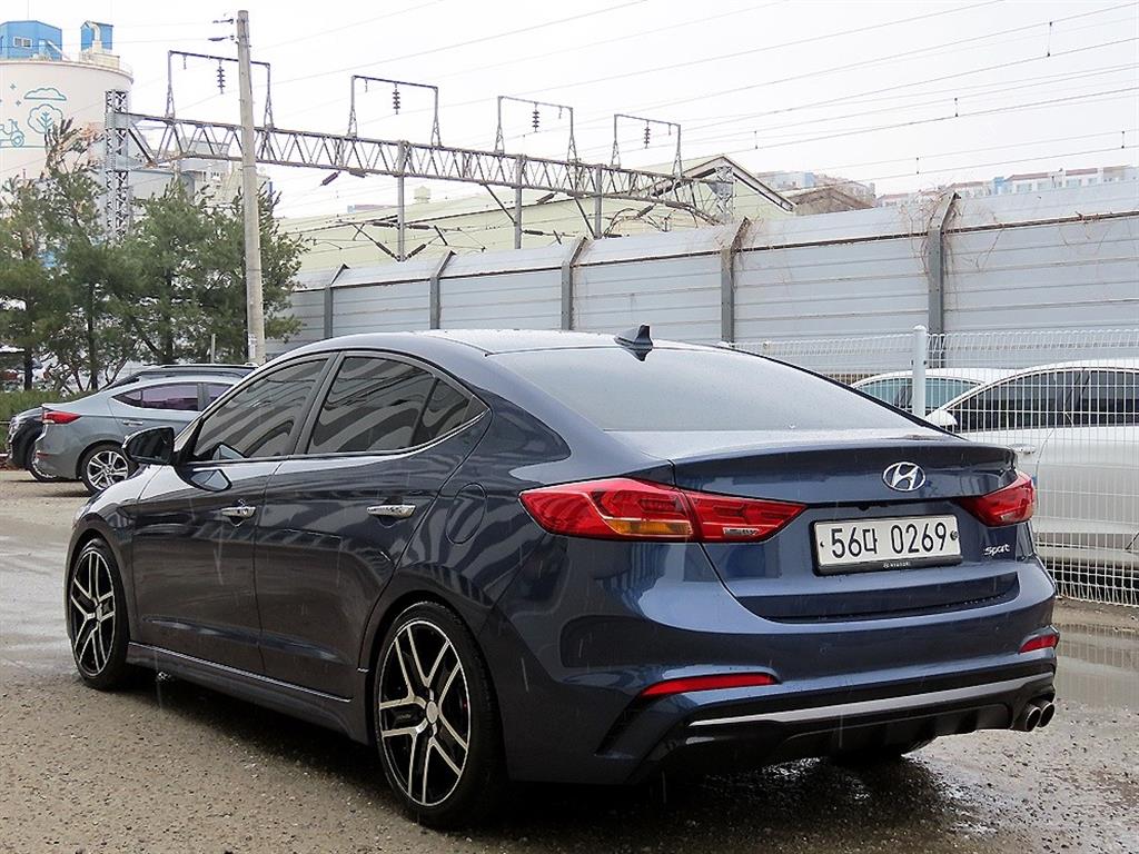 HYUNDAI Avante - Vista 3