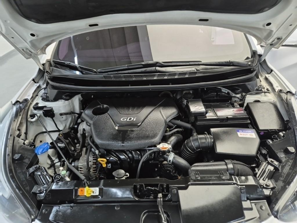 HYUNDAI Avante - Vista 5