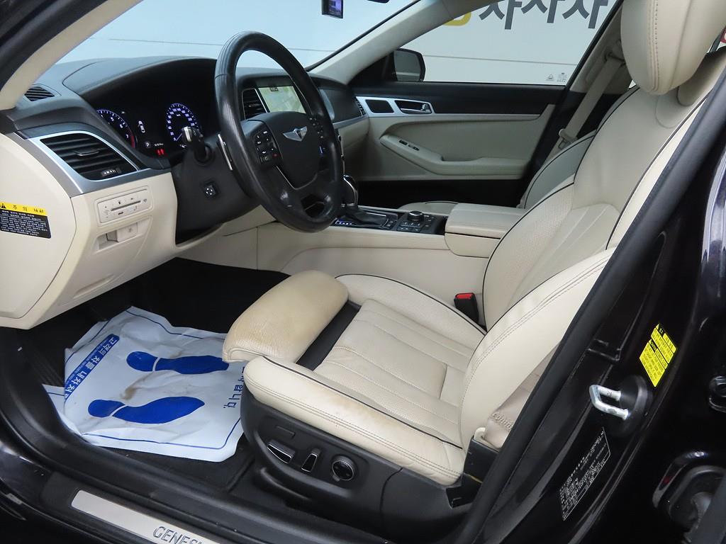 HYUNDAI Genesis - Vista 5