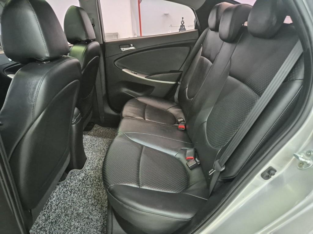 HYUNDAI Accent - Vista 9