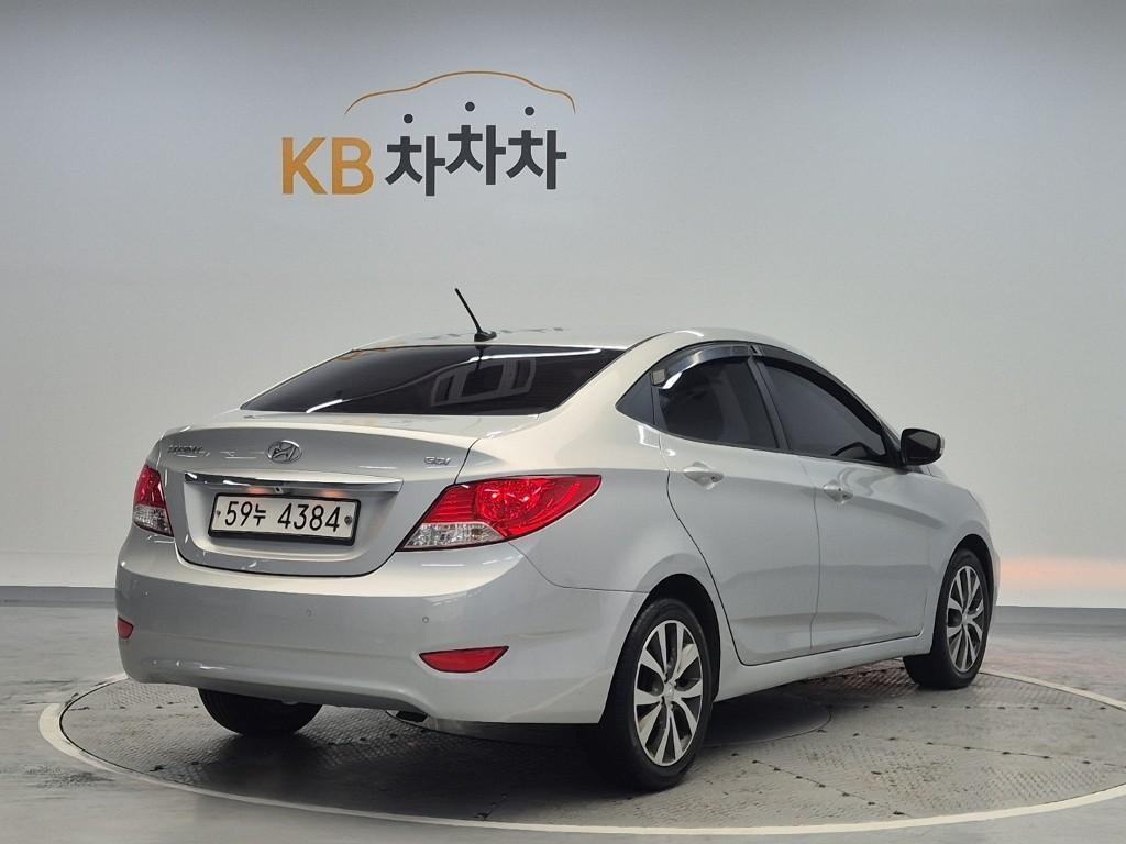 HYUNDAI Accent - Vista 4