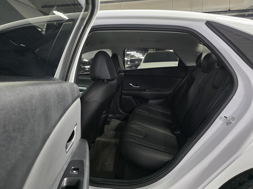 HYUNDAI Avante - Vista 10