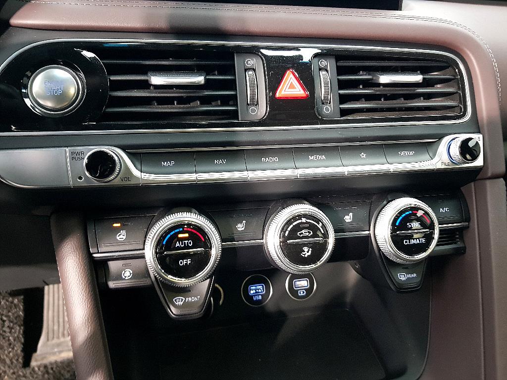 Genesis G70 - Vista 12