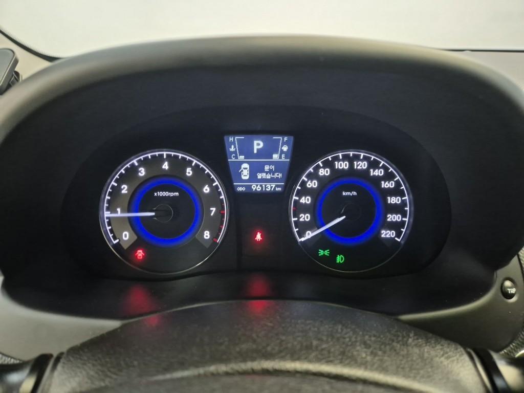 HYUNDAI Accent - Vista 6