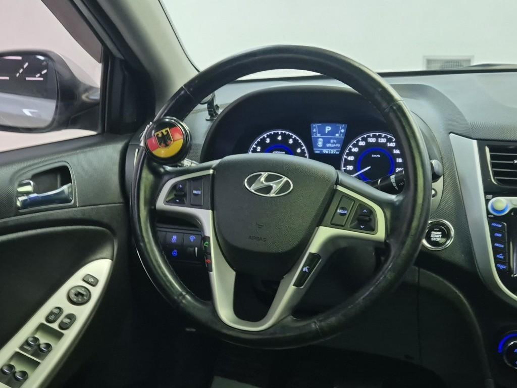 HYUNDAI Accent - Vista 12
