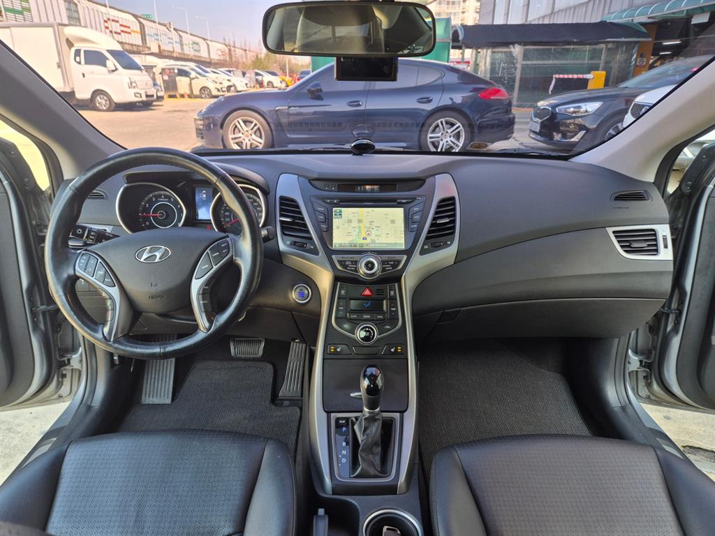 HYUNDAI Avante - Vista 9