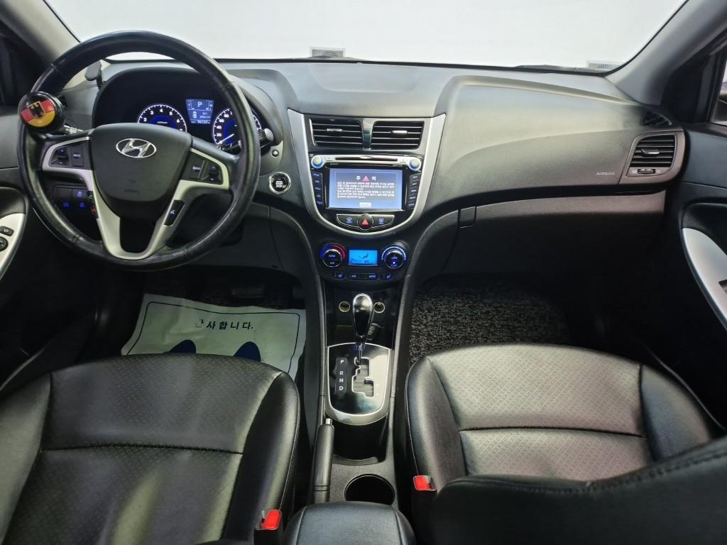 HYUNDAI Accent - Vista 7