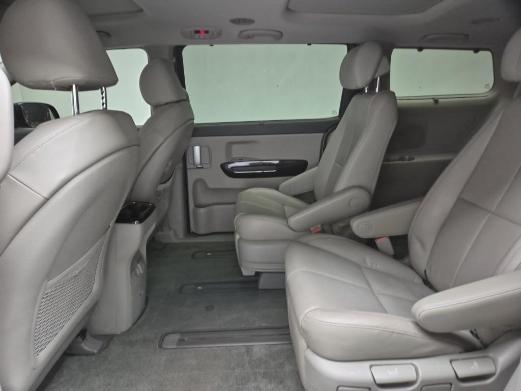 KIA Carnival - Vista 12