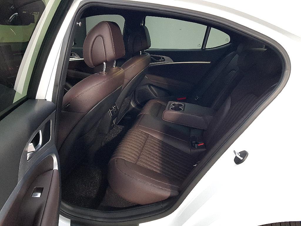 Genesis G70 - Vista 9