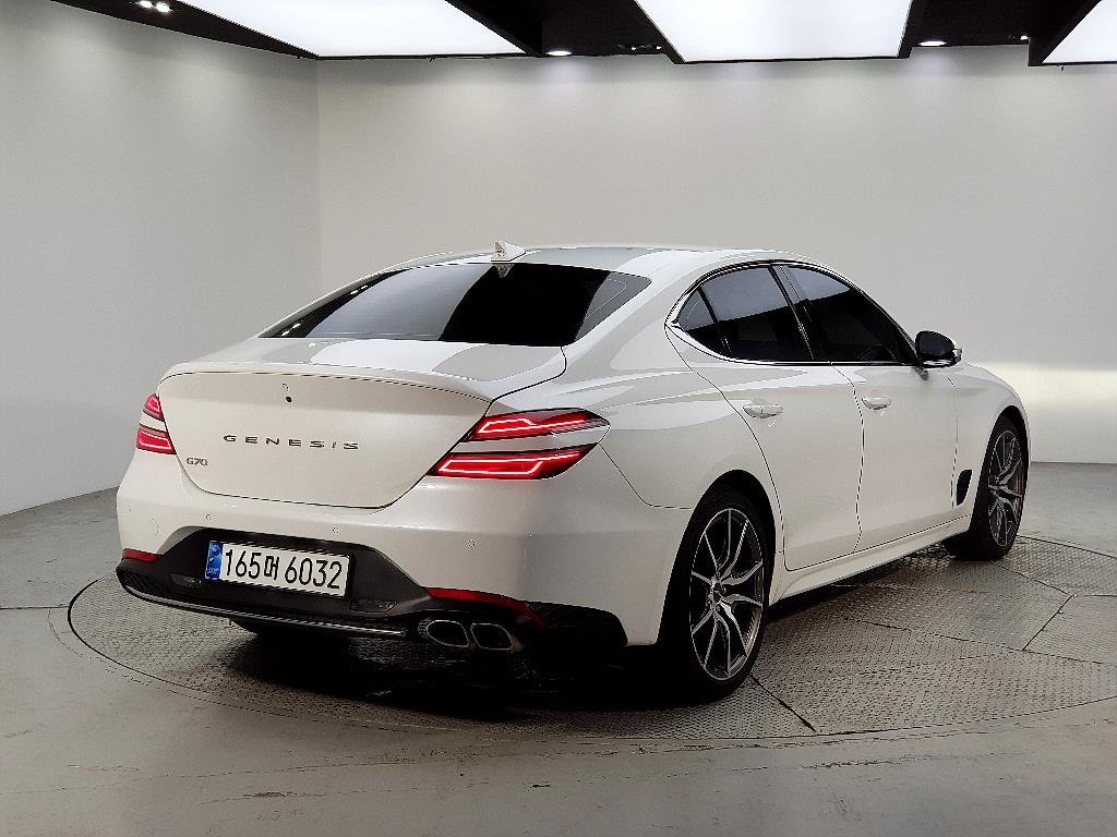 Genesis G70 - Vista 4