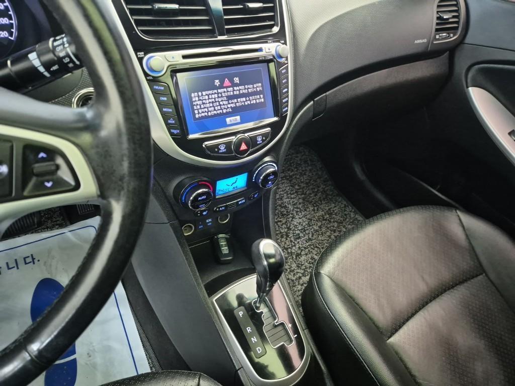 HYUNDAI Accent 2015 Plateado - Importación desde Corea - HF Imports Iquique - Foto 17