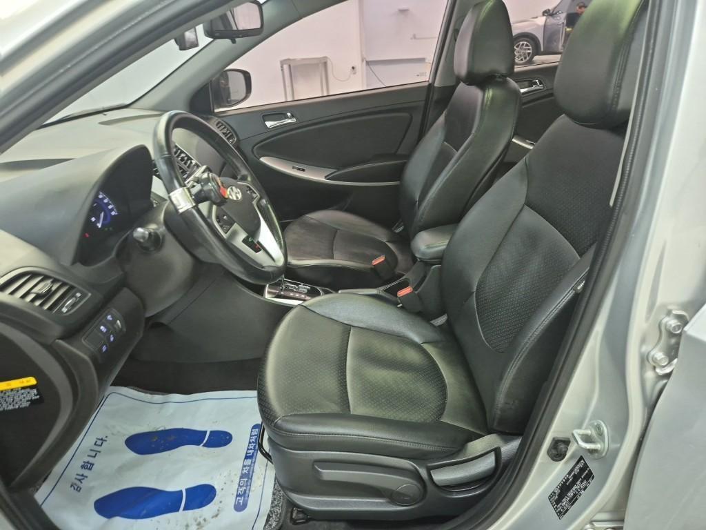 HYUNDAI Accent - Vista 8