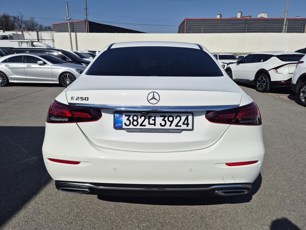 Mercedes Benz E class - Vista 5