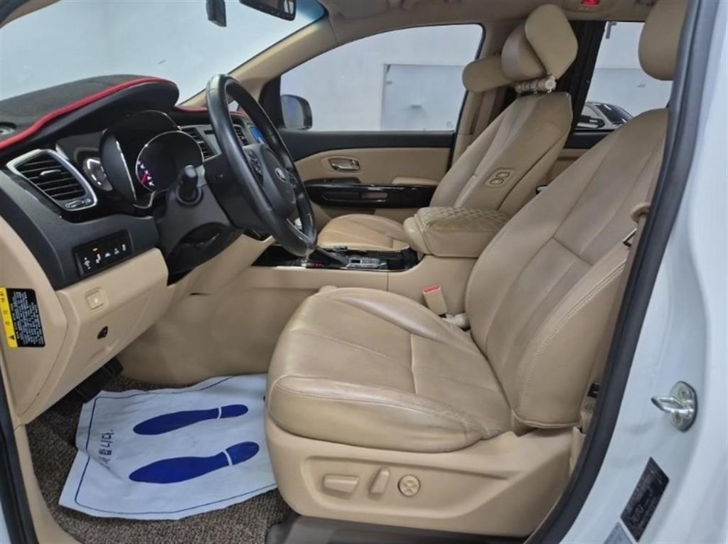 KIA Carnival - Vista 11