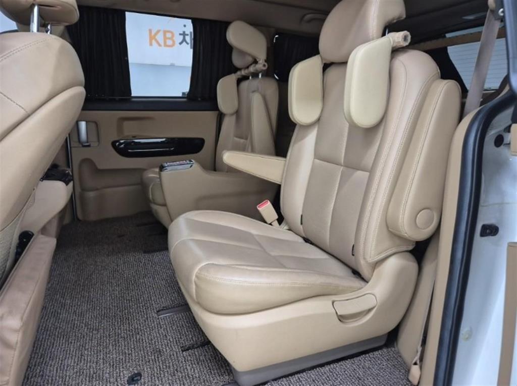 KIA Carnival - Vista 12