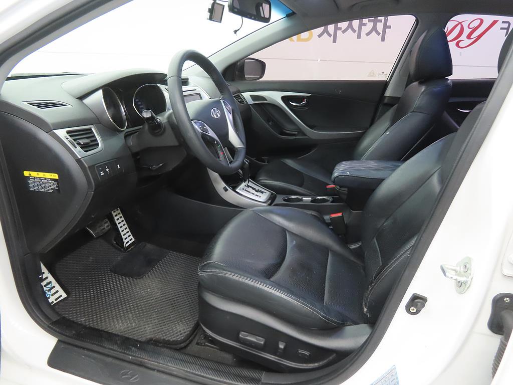 HYUNDAI Avante - Vista 5