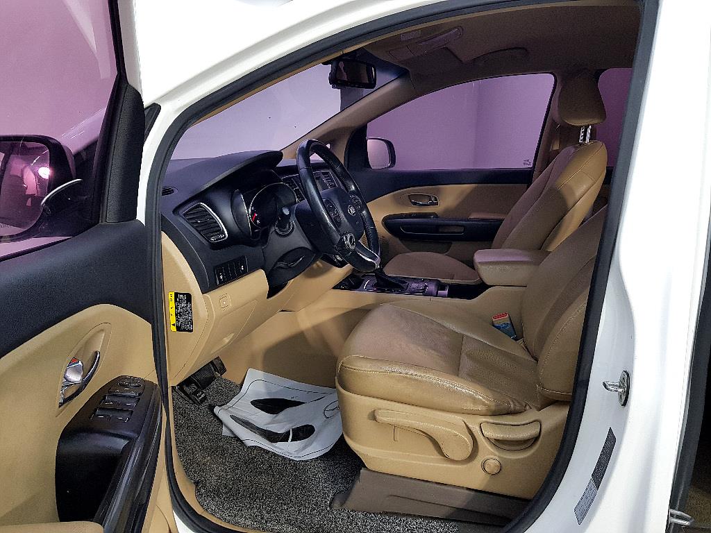 KIA Carnival - Vista 8
